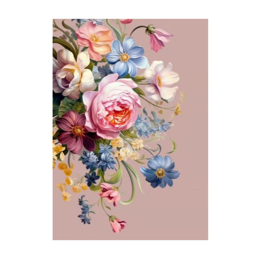 Bunte Blumenkomposition mit rosa Rose, blauen und weißen Blüten auf rosa Hintergrund