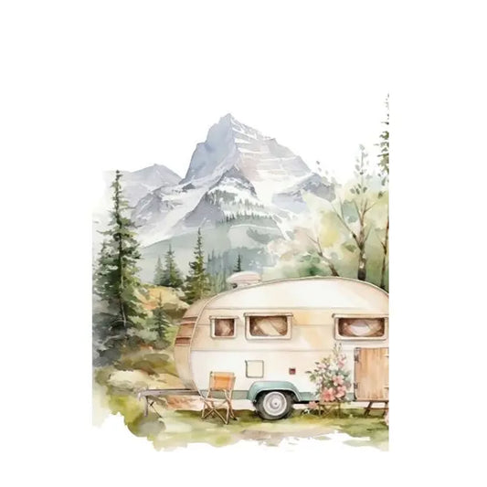 Eine verträumte Aquarell-Illustration eines hellen Retro-Wohnwagens, der auf einer grünen Wiese vor einer imposanten, schneebedeckten Bergkulisse parkt. Neben dem Camper stehen ein kleiner Klappstuhl und ein Pflanzkübel mit rosa Blumen, umgeben von einzelnen Tannen.