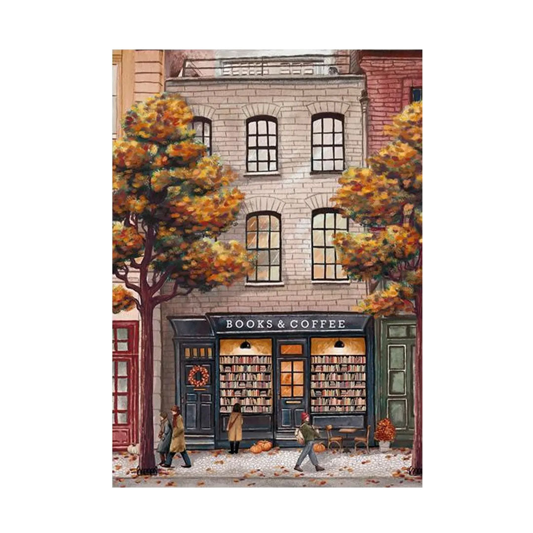 Aquarell-Illustration einer gemütlichen Buchhandlung mit Café namens „BOOKS & COFFEE“. Vor der Backsteinfassade im Herbst stehen Bäume mit orange-gelben Blättern, K Kürbisse auf dem Gehweg und Passanten in Herbstkleidung.