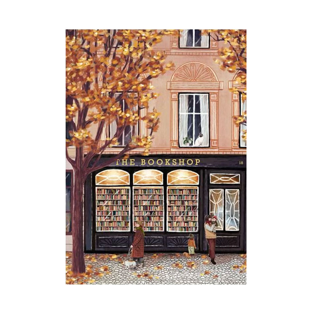 Gemalte Herbstszene vor dem Buchladen „THE BOOKSHOP“. Durch die großen Bogenfenster sieht man gut gefüllte Bücherregale. Im Fenster im ersten Stock sitzt eine Katze, während unten eine Person einen Hund ausführt und eine Mutter ihr Kind hält.