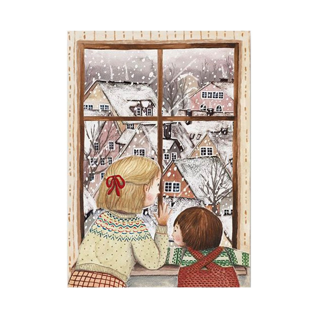 Gemalte Ansicht von zwei Kindern in warmen Pullovern, die aus dem Fenster auf eine verschneite Kleinstadt mit schneebedeckten Dächern blicken, während draußen dicke Schneeflocken fallen.
