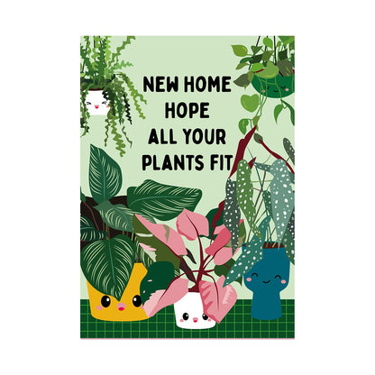 Eine hellgrüne Postkarte zur Einweihung. Sie zeigt verschiedene Zimmerpflanzen in Töpfen mit niedlichen Gesichtern. In der Mitte steht der schwarze Text: "NEW HOME HOPE ALL YOUR PLANTS FIT".
