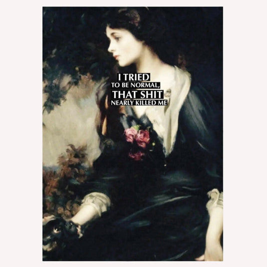 Dunkles, romantisches Portrait einer Frau im Wald mit dem Text „I tried to be normal, that shit nearly killed me“.