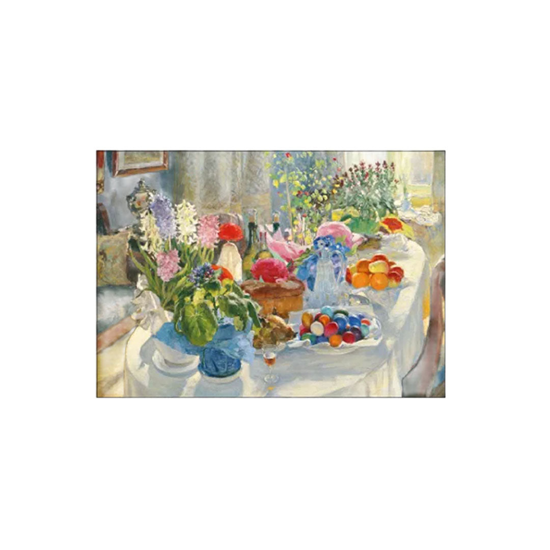 Ein reich gedeckter Tisch mit bunten Ostereiern, Frühlingsblumen wie Hyazinthen und einer Schale mit Orangen in hellem Sonnenlicht.