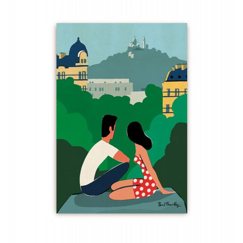 Illustrierte Postkarte von Paul Thurlby mit einem Paar, das im Park sitzt und auf Paris mit Blick auf Sacré-Cœur und typische Altbauten schaut.