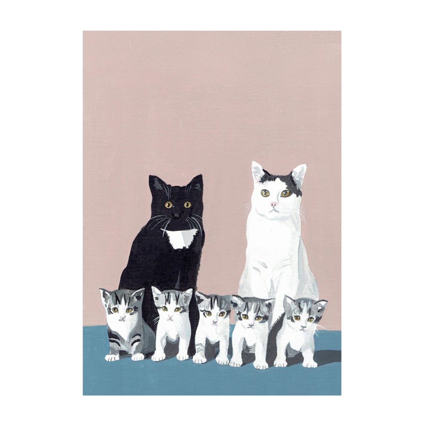 Ein Familienporträt von Katzen: Im Hintergrund stehen eine große schwarze Katze mit weißem Brustfleck und eine große weiße Katze. Davor sitzt eine Reihe von fünf identisch aussehenden, getigerten Kätzchen auf blauem Untergrund vor einem rosa Hintergrund.