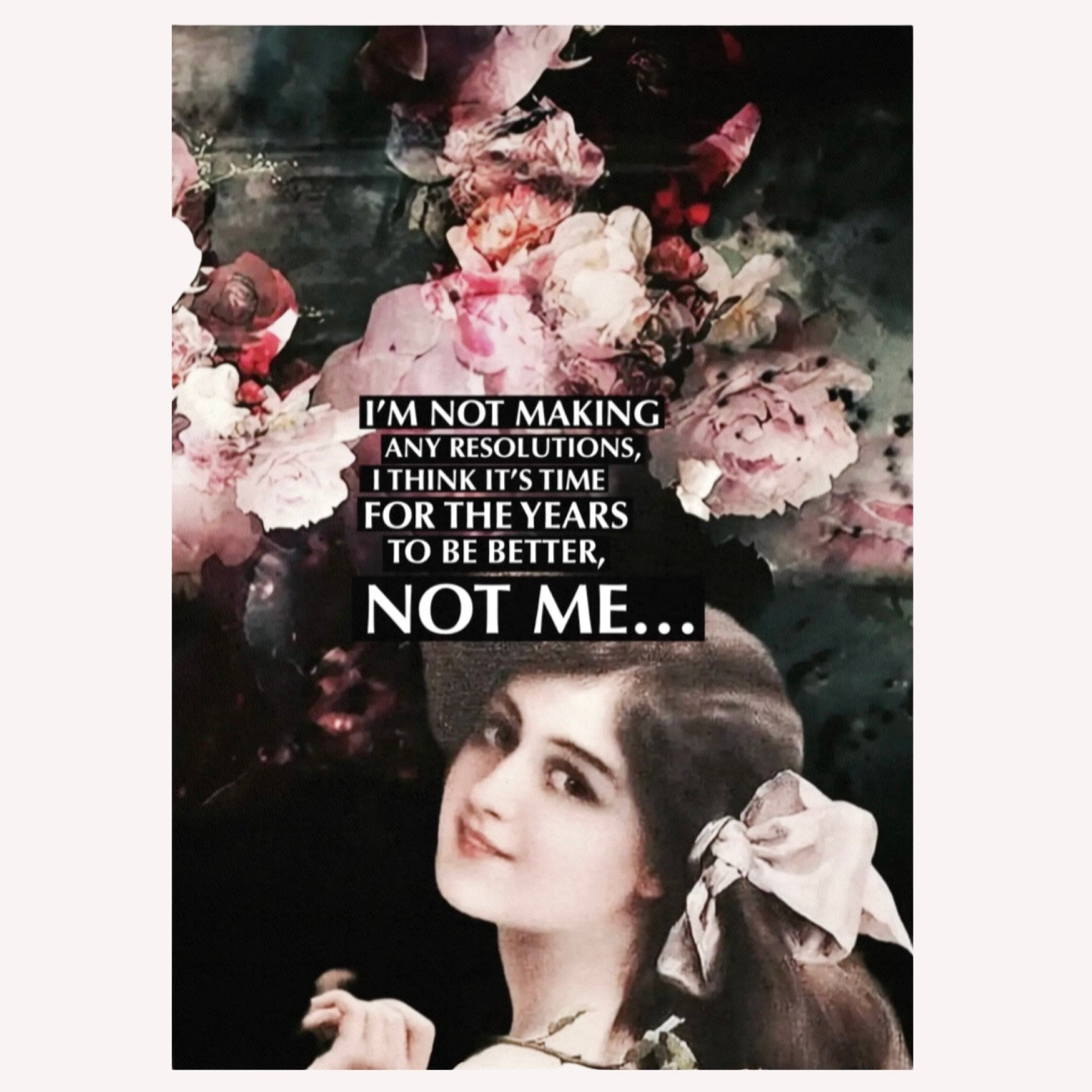 Lächelnde Frau im Vintage-Stil mit Schleife vor üppigen Rosen und dem Spruch über keine guten Vorsätze.