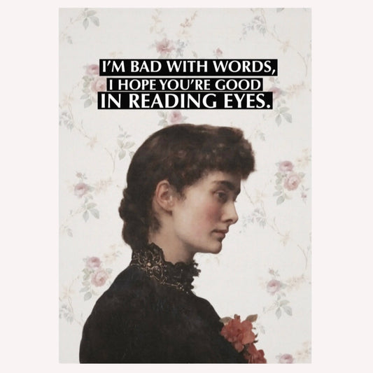 Seitliches Portrait einer Frau in schwarzem Spitzenkleid vor floralem Muster mit dem Text „I’m bad with words, I hope you’re good in reading eyes“.
