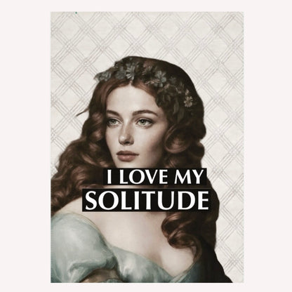 Illustration einer rothaarigen Frau mit Blumenkranz im klassischen Stil mit dem Text „I love my solitude“.
