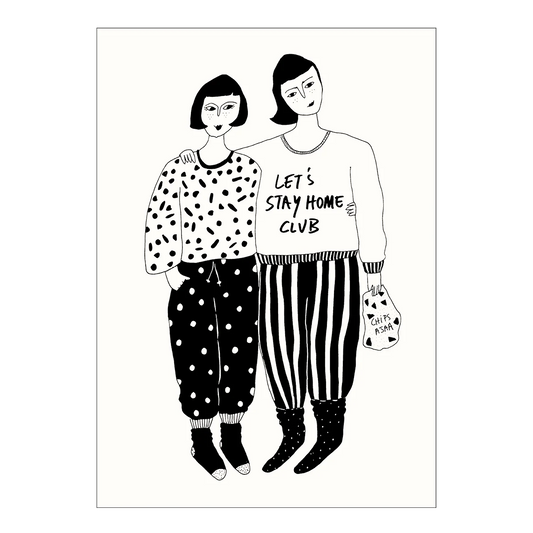 Schwarz-Weiß-Zeichnung von zwei Personen in gemütlicher Kleidung, die sich amikal umarmen. Die rechte Person trägt einen Pullover mit der Aufschrift „LET'S STAY HOME CLUB“ und hält eine Tüte Chips in der Hand.