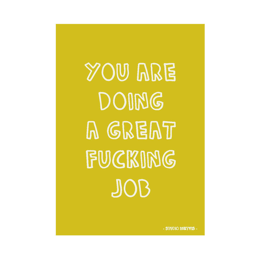 Eine senfgelbe Postkarte mit weißer, handgezeichneter Outlines-Schrift. Der Text lautet: "YOU ARE DOING A GREAT FUCKING JOB". Unten rechts steht "- STUDIO INKTVIS -".