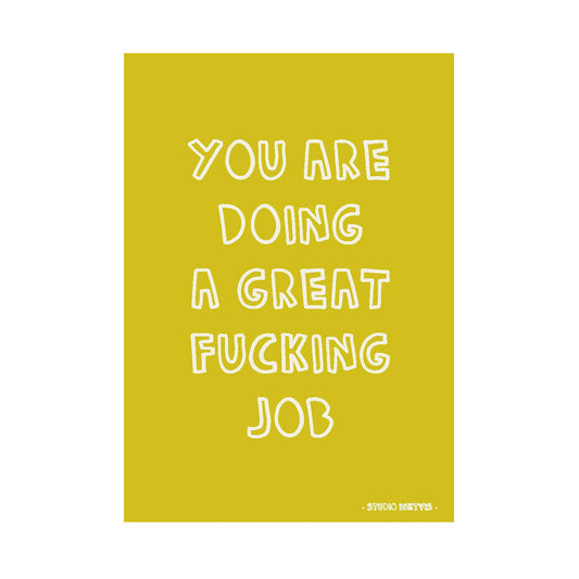 Eine senfgelbe Postkarte mit weißer, handgezeichneter Outlines-Schrift. Der Text lautet: "YOU ARE DOING A GREAT FUCKING JOB". Unten rechts steht "- STUDIO INKTVIS -".
