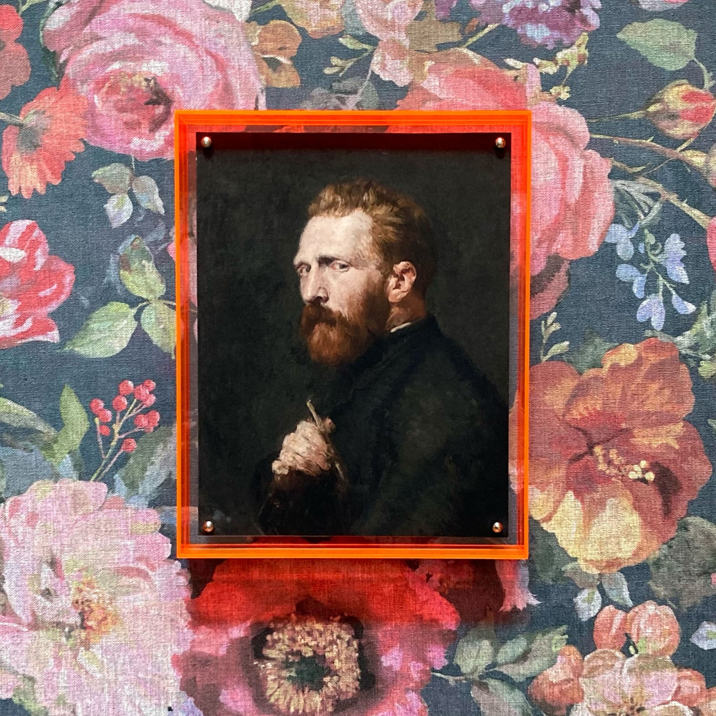 A4 Kunstdruck von Vincent van Gogh in modernem neon-orangenen Acrylglasrahmen auf floristischer Tapete