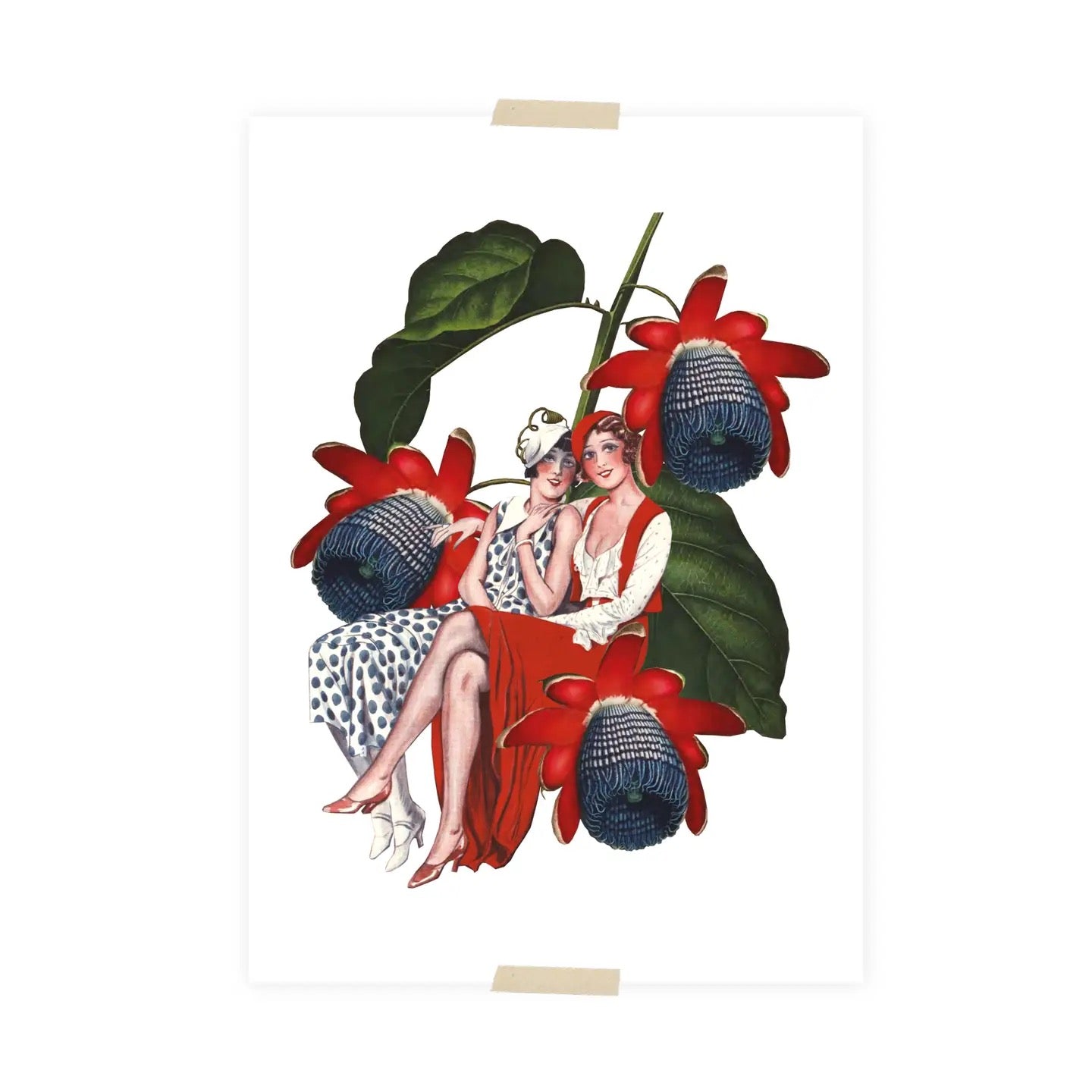 Zwei Frauen in eleganten Kleidern sitzen vor einer Collage aus großen roten und blauen Blüten mit grünen Blättern.