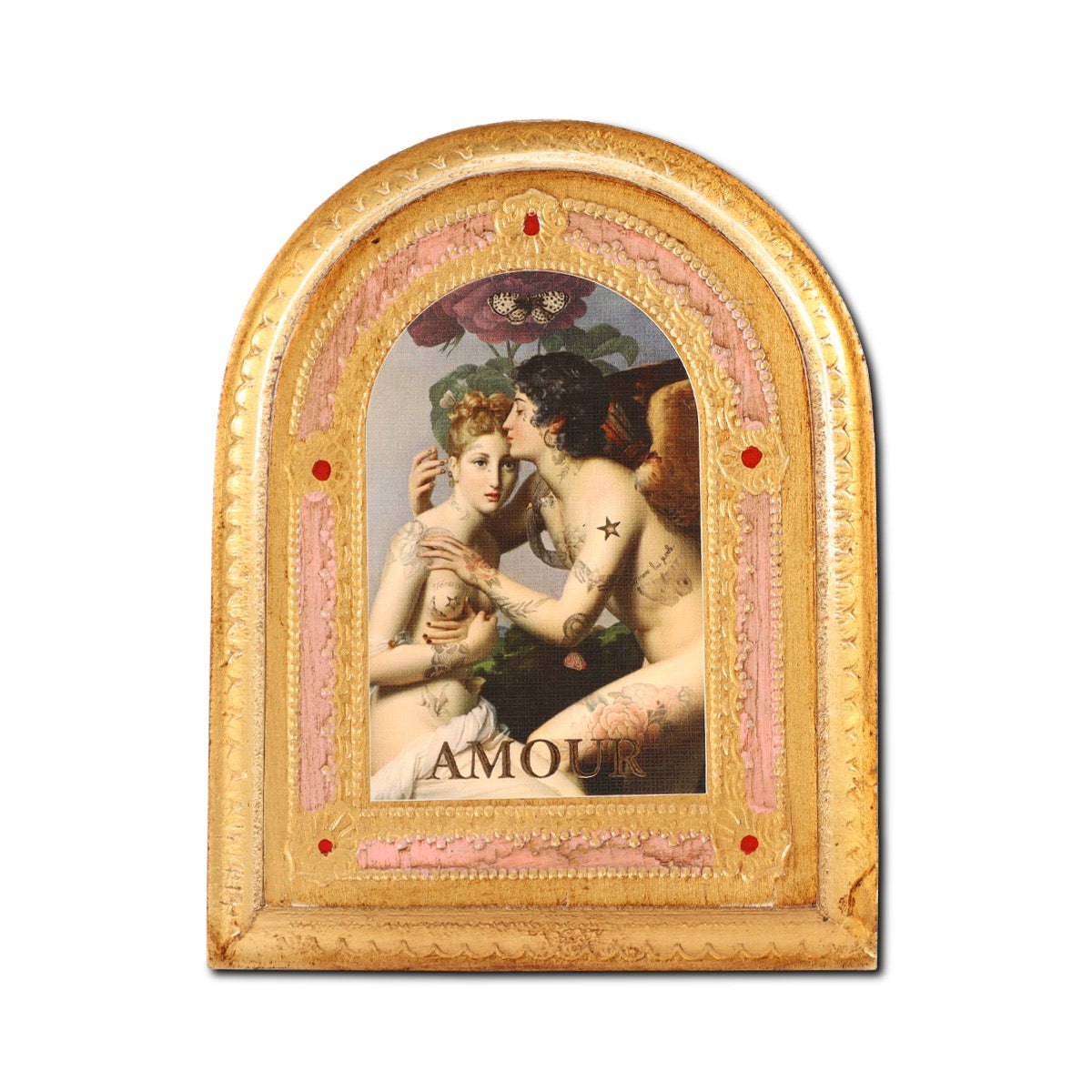 Bogenförmige Wandtafel von voglio bene im Stil eines religiösen Altarbildes mit einem goldenen Vintage-Rahmen und altrosa Verzierungen. Das zentrale Bild zeigt die tätowierten Figuren von Amor und Psyche mit dem Schriftzug „AMOUR“ im Vordergrund, über ihnen eine Blume mit einem Schmetterling.