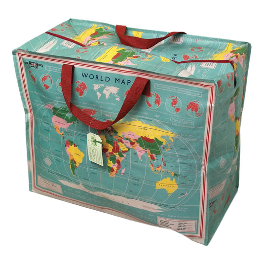 Eine vollgepackte, rechteckige Jumbo-Aufbewahrungstasche von Rex London, bedruckt mit einer antiken Weltkarte im Vintage-Stil. Der Hintergrund ist türkisblau, die Kontinente sind in Gelb-, Rosa- und Grüntönen gehalten, beschriftet mit „WORLD MAP“. Die Tasche hat zwei breite, dunkelrote Tragegurte und einen passenden Reißverschluss. Ein rechteckiges Schildchen mit der Aufschrift „Save the Planet“ hängt am Griff.