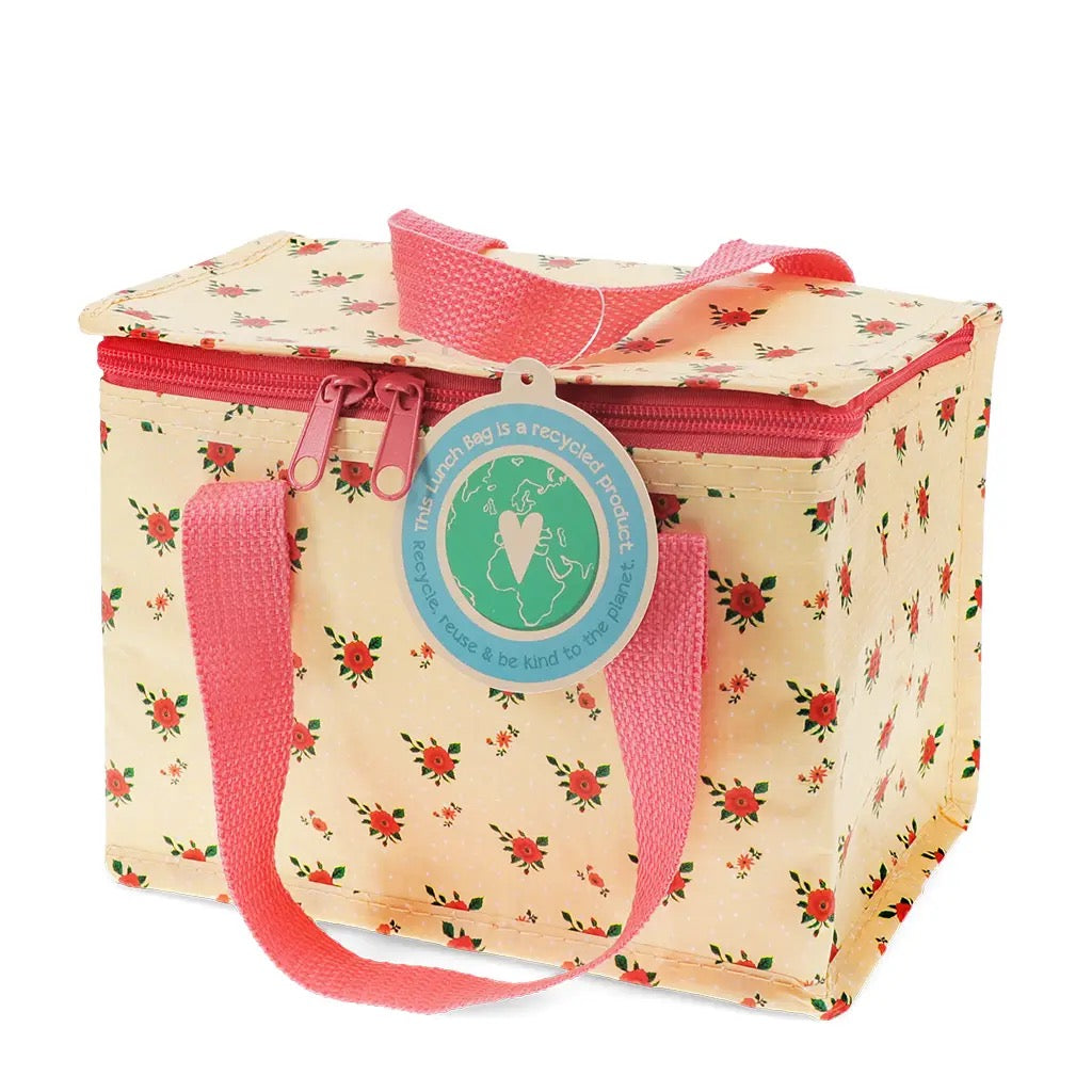 Cremefarbene isolierte Lunchtasche mit roten Rosen von Rex London und rundem Nachhaltigkeits-Etikett.