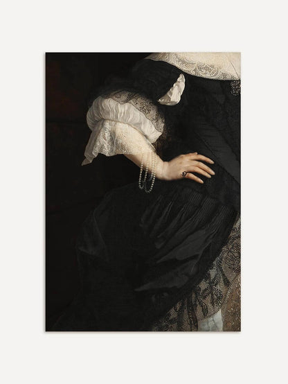 Fine-Art-Kunstdruck Ausschnitt von Bartholomeus van der Helsts Gemälde "Geertruida den Dubbelde" (1668) mit filigranen Spitzenärmeln, Perlenarmband und edler schwarzer Seide.