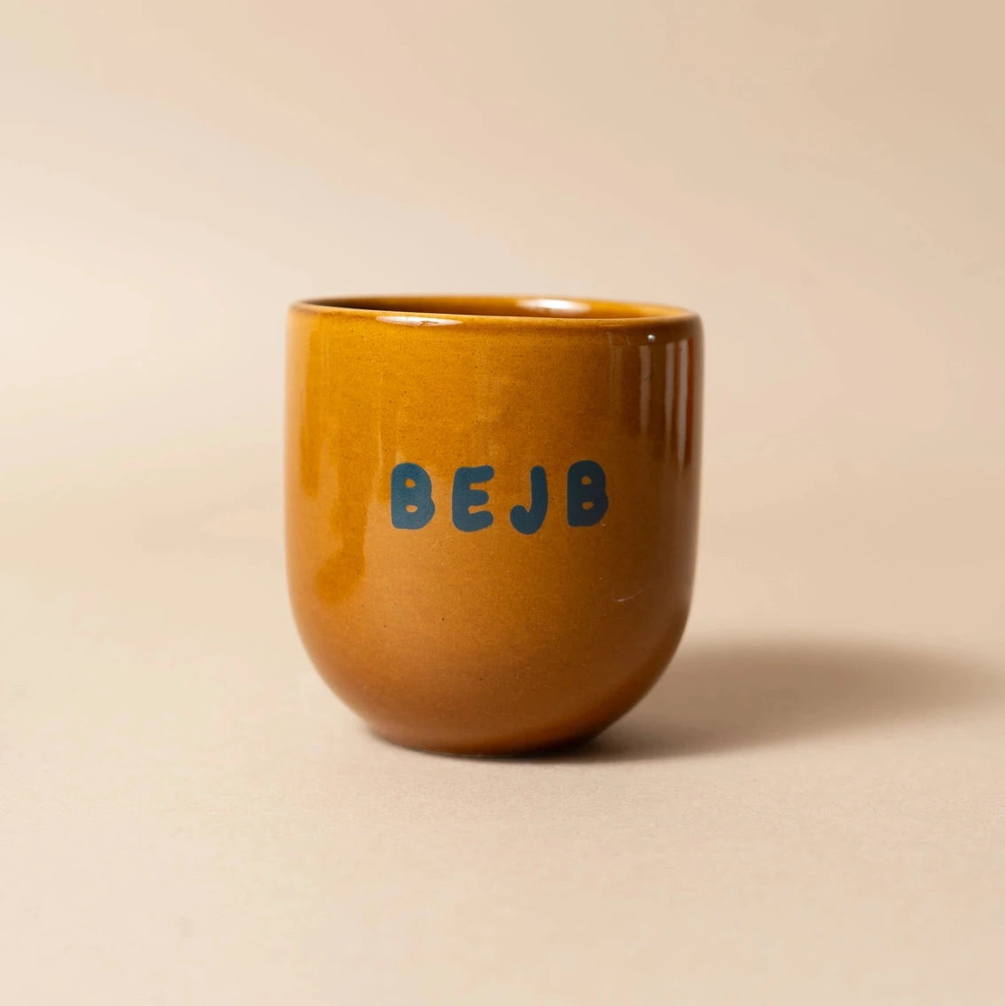 Keramikbecher BEJB von Sisi House of Style in warmem Goldbraun mit dunkelblauem Schriftzug
