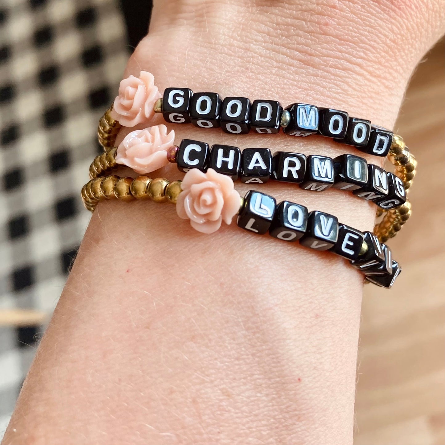 statement armbänder am handgelenk
