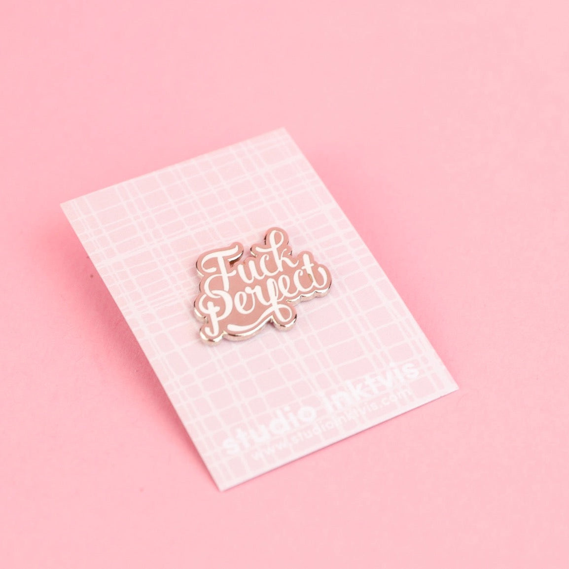 Anstecknadel mit dem Schriftzug 'Fuck Perfect' auf einer rosa Karte