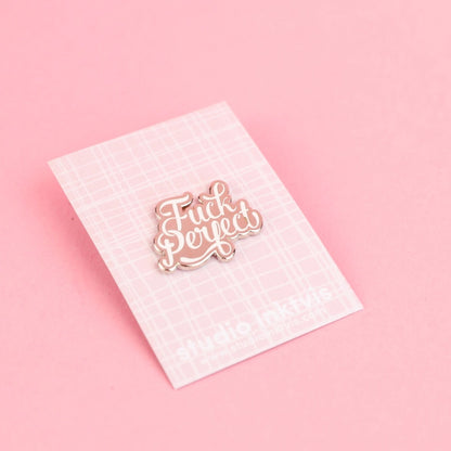 Anstecknadel mit dem Schriftzug 'Fuck Perfect' auf einer rosa Karte