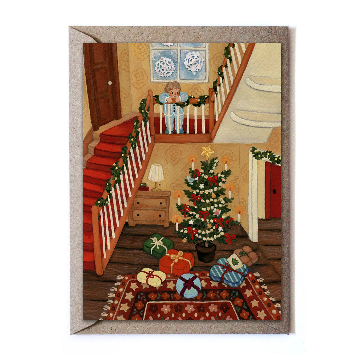 Studio Satsch Grußkarte mit einer weihnachtlichen Wohnzimmerszene: Ein Kind schaut im Schlafanzug von einer Treppe hinab auf einen geschmückten Weihnachtsbaum mit Geschenken und einem gemusterten Teppich.
