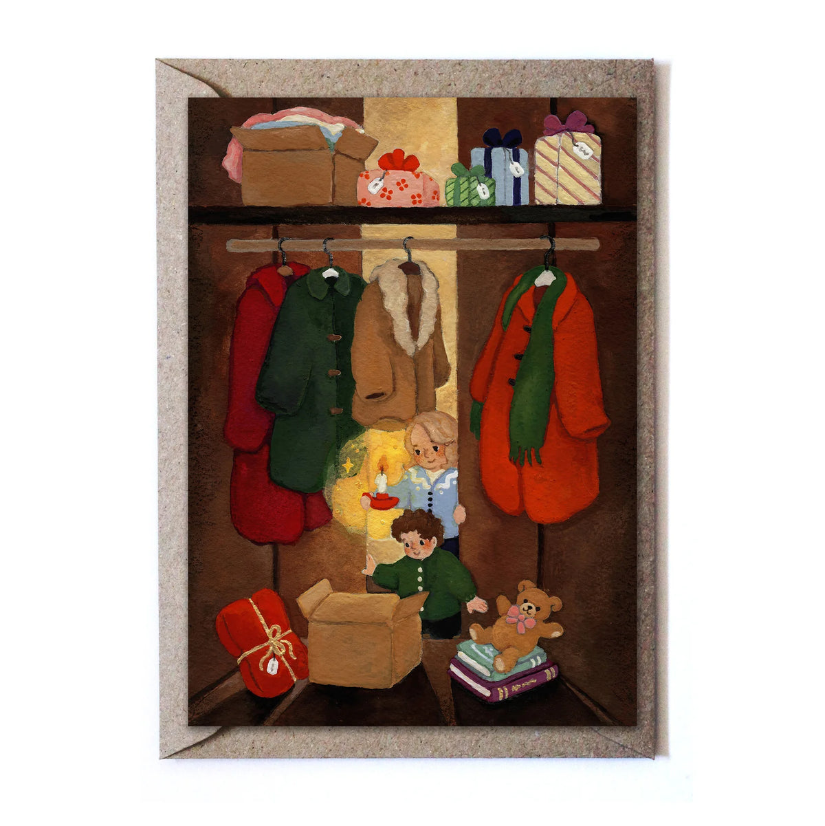 Hochformatige Studio Satsch Grußkarte mit einer gemalten Szene im Kleiderschrank: Zwei Kinder mit einer brennenden Kerze suchen zwischen Wintermänteln, Pappkartons, Geschenken und einem Teddybären nach Weihnachtsüberraschungen.