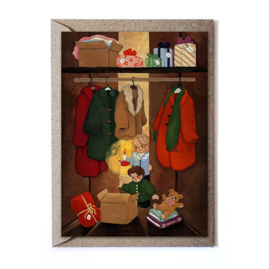 Hochformatige Studio Satsch Grußkarte mit einer gemalten Szene im Kleiderschrank: Zwei Kinder mit einer brennenden Kerze suchen zwischen Wintermänteln, Pappkartons, Geschenken und einem Teddybären nach Weihnachtsüberraschungen.