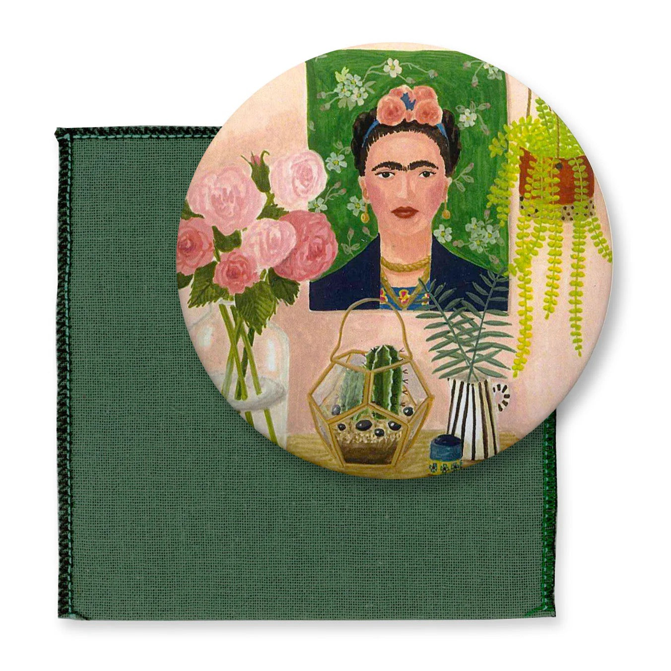 Runder Taschenspiegel mit einer Illustration von Mélanie Voituriez: Porträt von Frida Kahlo, umgeben von rosa Rosen in einer Vase, einem Kakteen-Terrarium und einer Ampelpflanze auf einem pastellfarbenen Hintergrund.