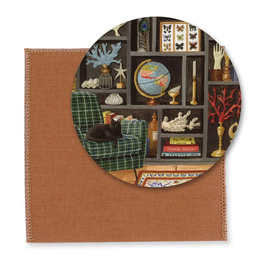 Runder Taschenspiegel mit einer detaillierten Illustration eines dunklen Regals voller Sammlerstücke wie einem Globus, Schmetterlingen und Korallen. Im Vordergrund schläft eine schwarze Katze in einem grün-blau karierten Sessel. Ein rostfarbene Schutzhülle liegt darunter.