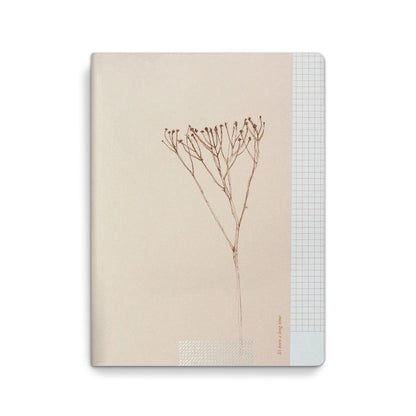 Frontansicht des Tinne Mia Notizhefts in Puder-Beige mit minimalistischer Pflanzenzeichnung, Karo-Akzent am Rand und silbernem Foliendetail.