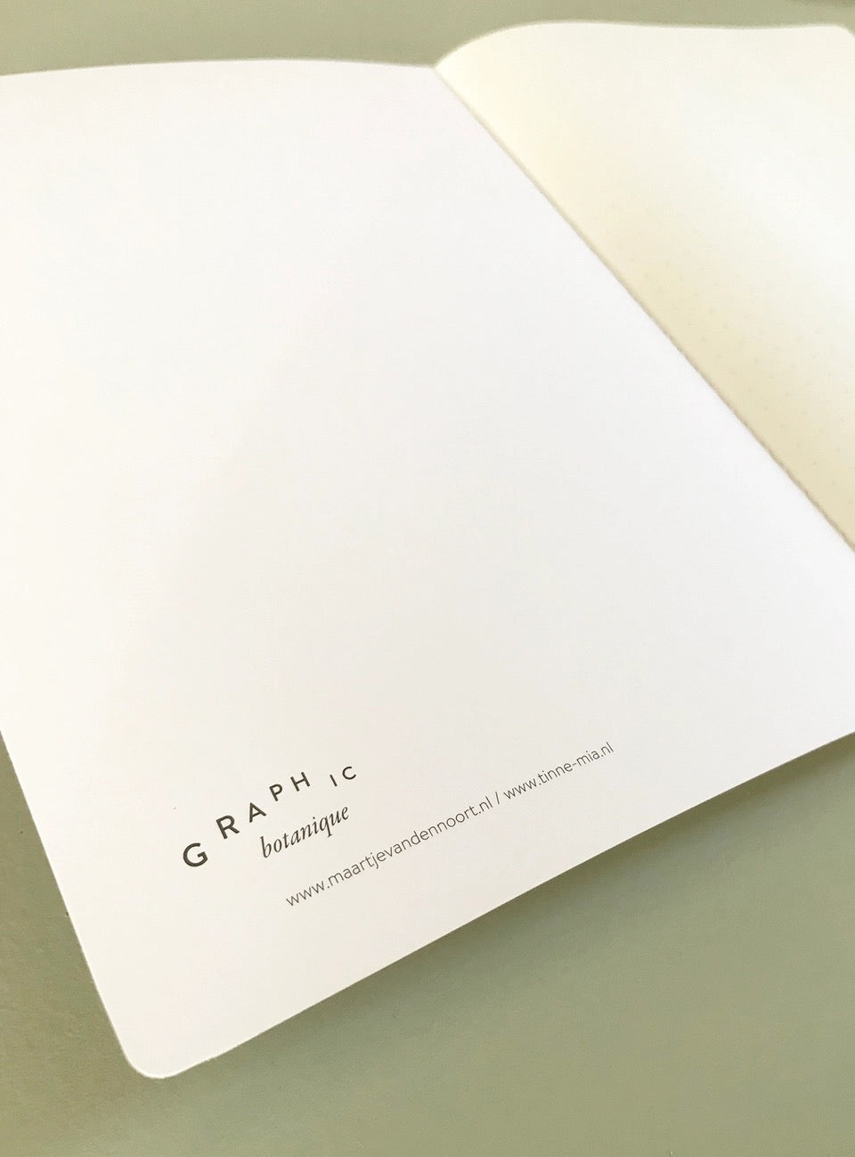 Nahaufnahme der Innenseite mit dem eleganten Schriftzug 'GRAPHIC botanique' und dem Verweis auf die Künstlerin Maartje van den Noort.