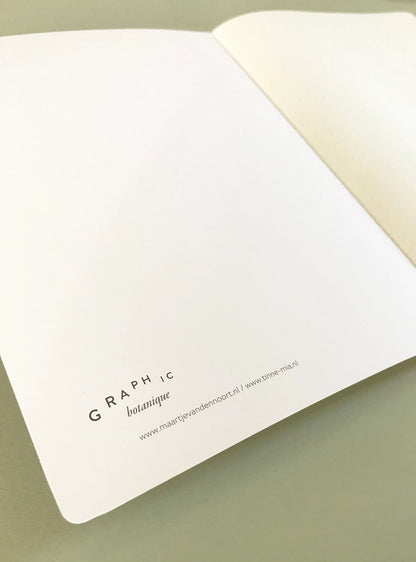 Nahaufnahme der Innenseite mit dem eleganten Schriftzug 'GRAPHIC botanique' und dem Verweis auf die Künstlerin Maartje van den Noort.