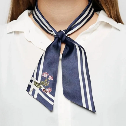 Modisches Accessoire: Blau gestreifter Twilly-Schal eng am Hals einer Frau geknotet.