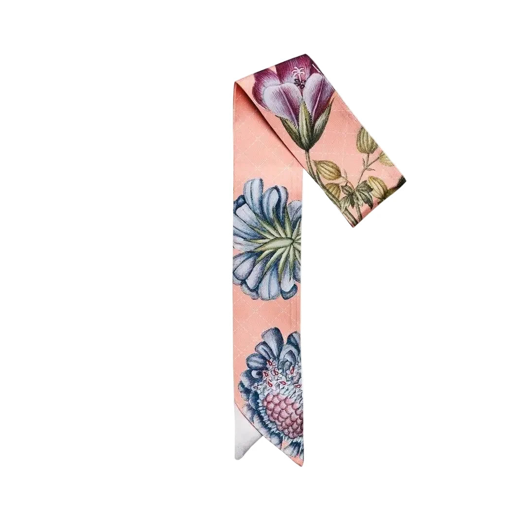 Detailansicht des rosa Twilly-Schals mit Fokus auf die blauen und lila Blütenillustrationen.