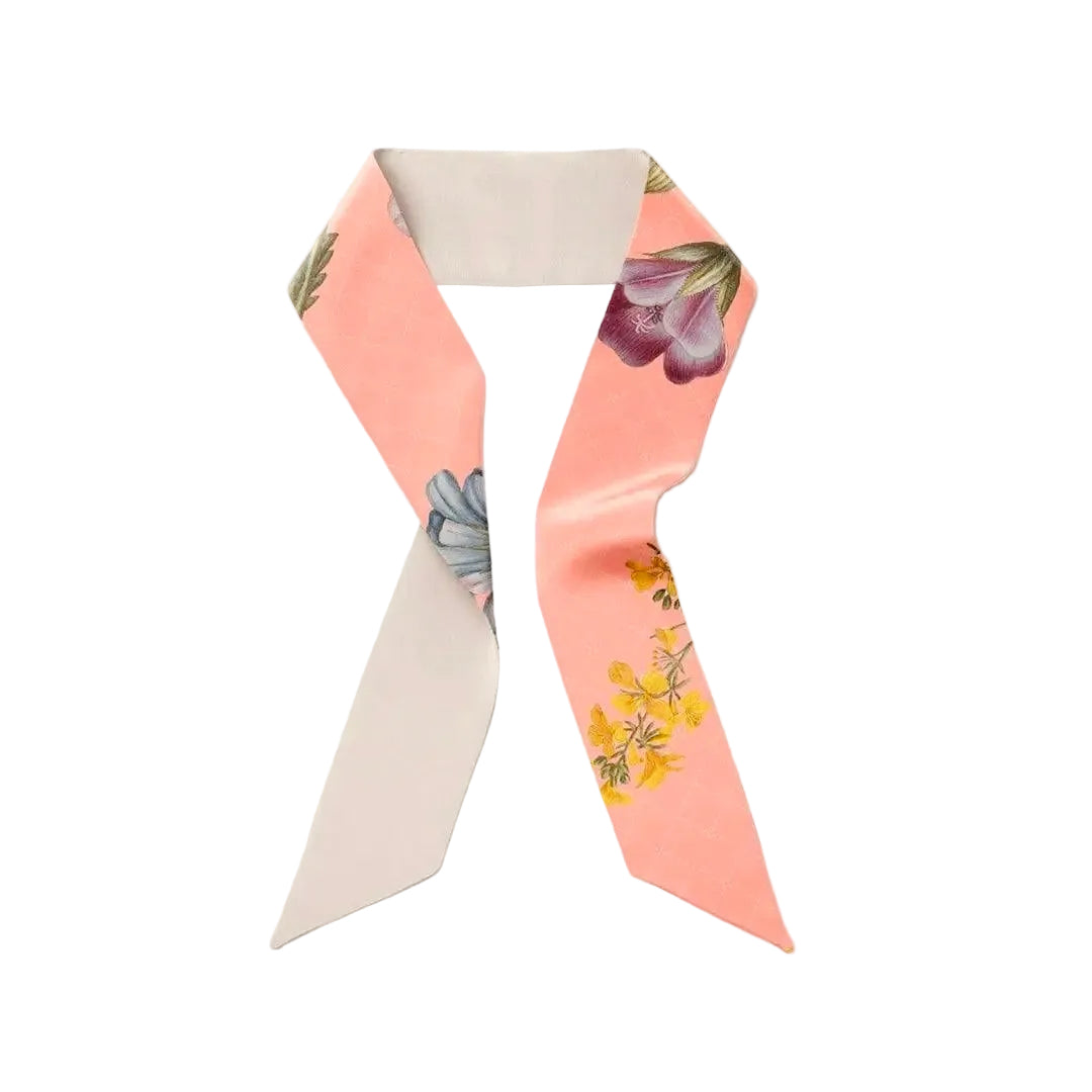 Pastellrosa Twilly-Schal mit großen floralen Illustrationen und feinem Karomuster.