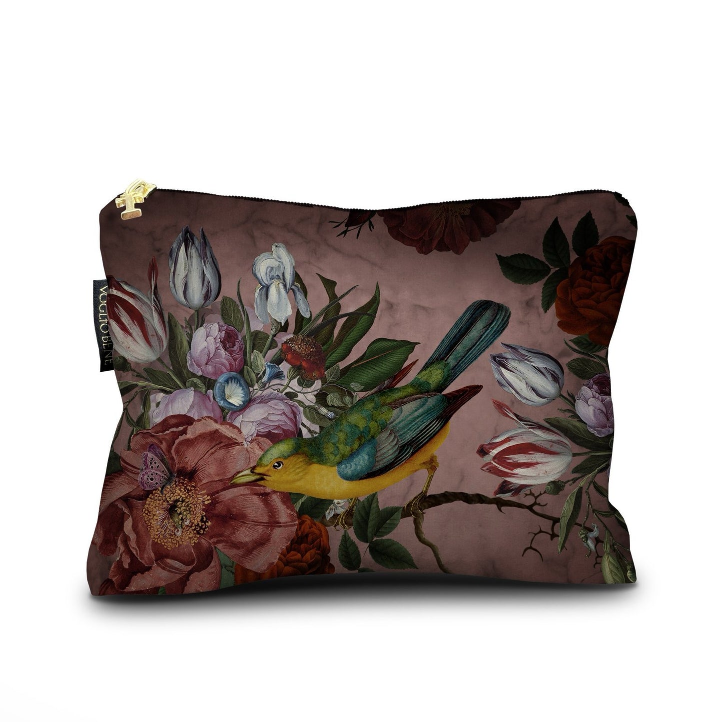 Eine rechteckige Kosmetiktasche mit einem goldfarbenen Reißverschluss, bedruckt mit einem opulenten floralen Motiv im Stil barocker Stillleben. Auf einem altrosa, leicht marmorierten Hintergrund ist ein farbenprächtiger Vogel mit gelbem Bauch und grün-blauen Flügeln abgebildet, der auf einem Ast sitzt. Umgeben ist er von einem üppigen Arrangement aus verschiedenen Blüten, darunter große Pfingstrosen, Tulpen und Iris in Nuancen von Rosa, Dunkelrot und Weiß. An der linken Seite befindet sich ein kleines, schw