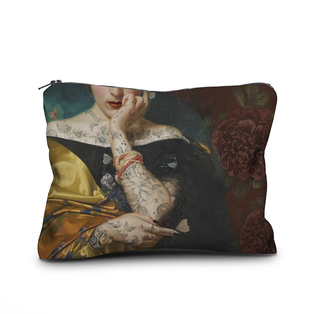 Kosmetiktasche mit Motiv einer tätowierten Frau in einem schwarzen Kleid und gelbem Schal vor dunklem Hintergrund mit roten Blumen