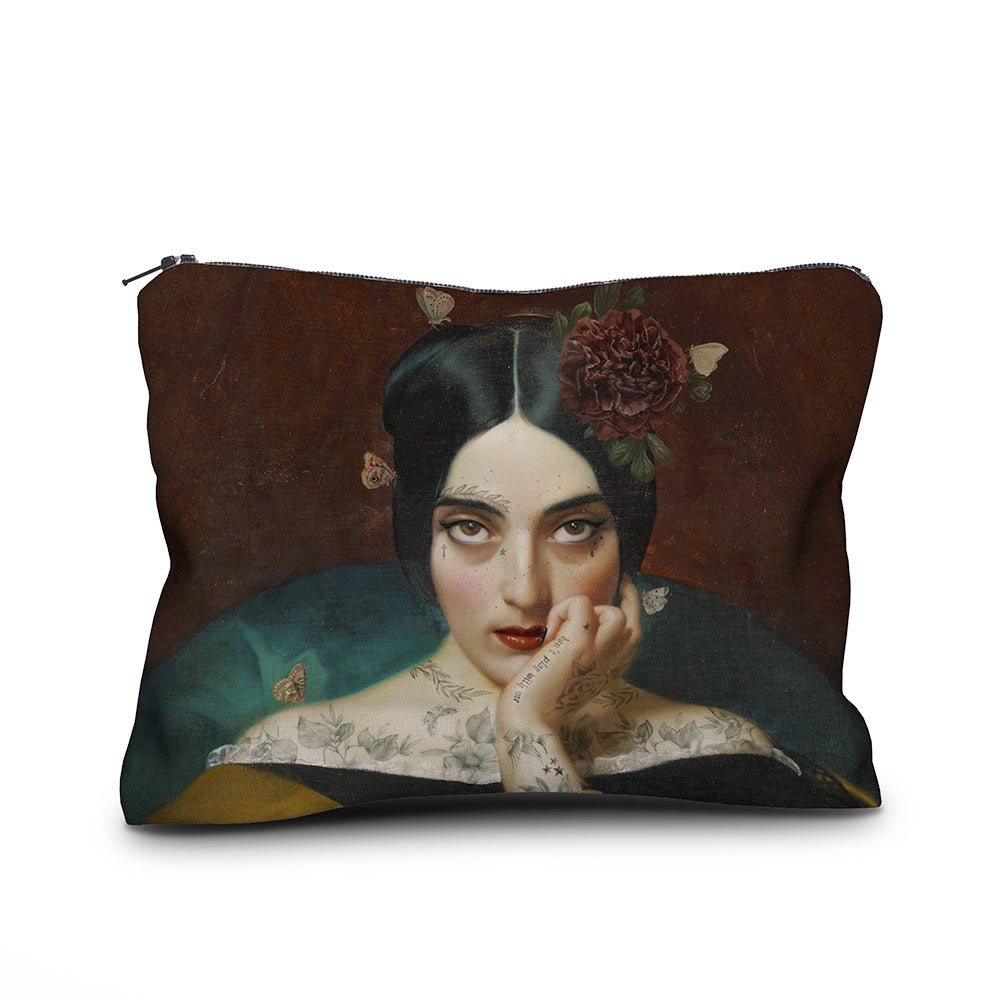 Kosmetiktasche mit Motiv einer Frau mit dunklen Haaren, Blumen und Schmetterlingen auf braunem Hintergrund