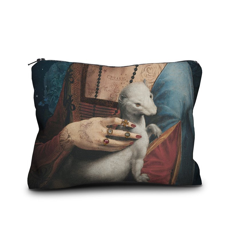 Kosmetiktasche mit Motiv einer Hand mit roten Fingernägeln und Ringen, die einen weißen Hermelin hält