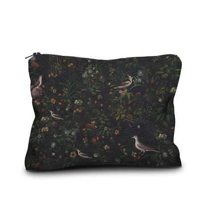 Eine rechteckige Kosmetiktasche mit Reißverschluss, bedruckt mit einem dunkelgrünen, detailreichen botanischen Muster im Stil eines klassischen Ölgemäldes. Das Motiv zeigt ein dichtes Dickicht aus Gräsern, kleinen bunten Blumen und Blättern auf einem fast schwarzen Hintergrund. Zwischen den Pflanzen sind verschiedene naturgetreu gemalte Vögel sowie vereinzelt kleine Schneckenhäuser zu sehen.