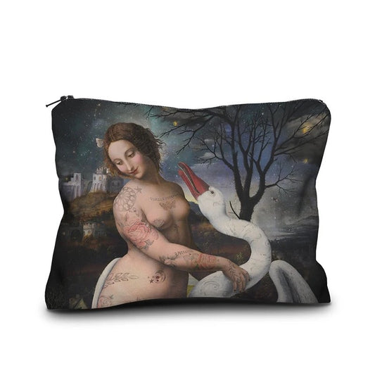 Eine rechteckige Kosmetiktasche mit Reißverschluss, bedruckt mit einer modernen, surrealistischen Interpretation des klassischen Kunstmotivs „Leda mit dem Schwan“. Im Zentrum steht eine lächelnde Frau mit Tätowierungen auf Armen, Schultern und Oberkörper, die einen großen weißen Schwan umarmt. Der Schwan hat seinen Schnabel weit geöffnet. Der Hintergrund zeigt eine nächtliche Landschaft mit einem kahlen Baum unter einem sternenklaren Himmel sowie eine Burg auf einem Hügel im Hintergrund.