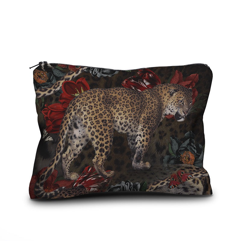 Eine rechteckige Kosmetiktasche oder Clutch mit Reißverschluss, bedruckt mit einem kunstvollen, dunklen Motiv im Barock-Stil. Im Zentrum steht ein detailreich gezeichneter Leopard, umgeben von großen roten und dunklen Blüten sowie Schmetterlingen auf einem dunkelbraunen Hintergrund mit dezentem Raubtiermuster.