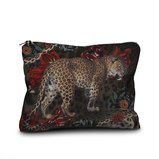 Eine rechteckige Kosmetiktasche oder Clutch mit Reißverschluss, bedruckt mit einem kunstvollen, dunklen Motiv im Barock-Stil. Im Zentrum steht ein detailreich gezeichneter Leopard, umgeben von großen roten und dunklen Blüten sowie Schmetterlingen auf einem dunkelbraunen Hintergrund mit dezentem Raubtiermuster.