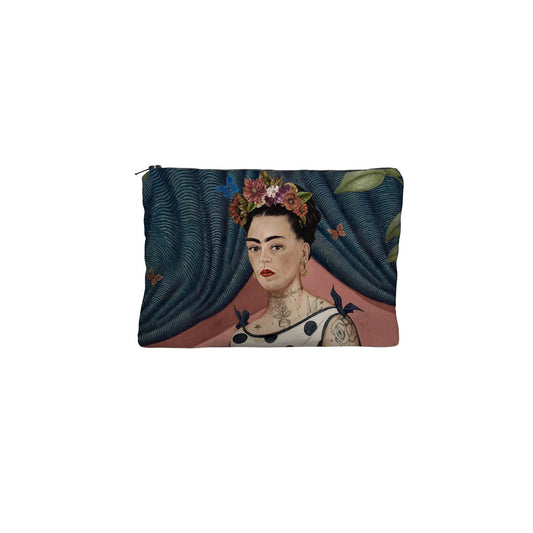 Voglio Bene Portemonnaie aus Canvas-Stoff mit Frida Kahlo Kunstmotiv. Abgebildet ist Frida Kahlo mit Blumenkrone, Tätowierungen und gepunktetem Kleid vor einem tiefblauen, gemusterten Vorhang.