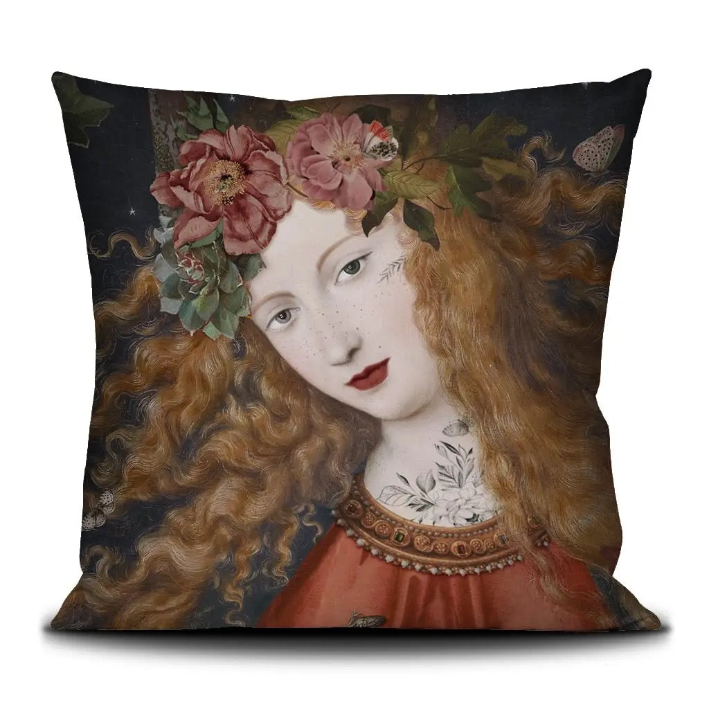 Voglio Bene Samt-Kissenhülle Autumn Vorderseite mit rothaariger Schönheit, opulenter Blumenkrone und Tattoos von HERZallerliebste Rostock.