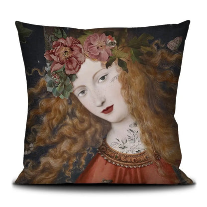 Voglio Bene Samt-Kissenhülle Autumn Vorderseite mit rothaariger Schönheit, opulenter Blumenkrone und Tattoos von HERZallerliebste Rostock.