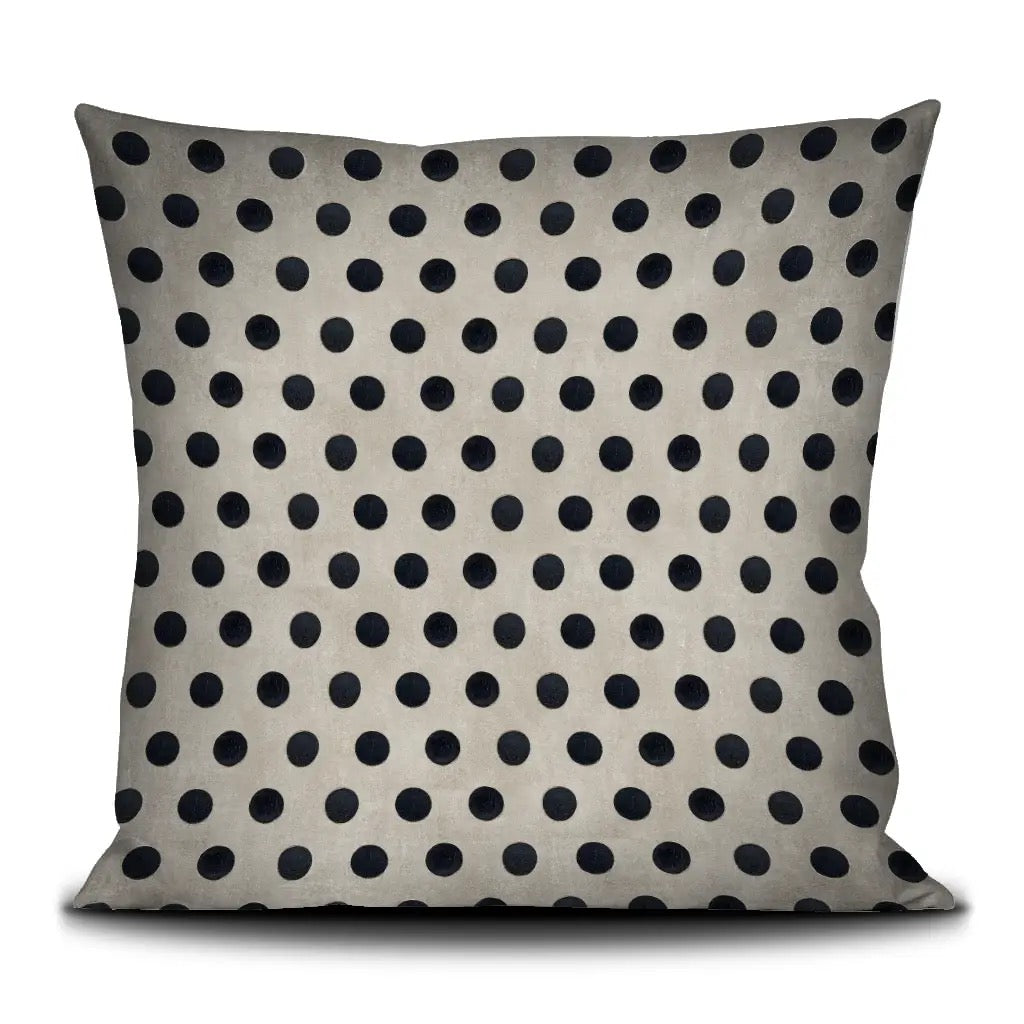 Voglio Bene Samt-Kissenhülle Frida Kahlo Rückseite mit beigem Hintergrund und schwarzen Polka-Dots-Punkten von HERZallerliebste Rostock.