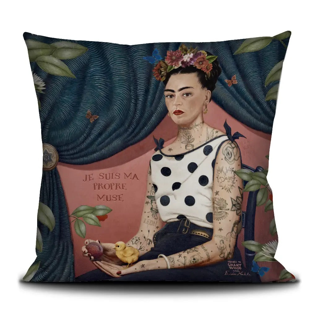 Voglio Bene Samt-Kissenhülle Frida Kahlo Vorderseite mit tätowiertem Porträt, Küken und Schriftzug Je suis ma propre muse von HERZallerliebste Rostock.